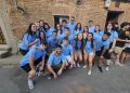 Las peñas marcan el ritmo festivo en Mancera de Abajo con un gran desfile que recorre el pueblo antes de la parrillada popular