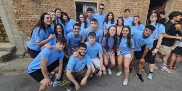 Las peñas marcan el ritmo festivo en Mancera de Abajo con un gran desfile que recorre el pueblo antes de la parrillada popular