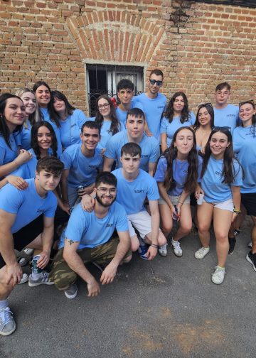 Las peñas marcan el ritmo festivo en Mancera de Abajo con un gran desfile que recorre el pueblo antes de la parrillada popular