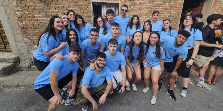 Las peñas marcan el ritmo festivo en Mancera de Abajo con un gran desfile que recorre el pueblo antes de la parrillada popular