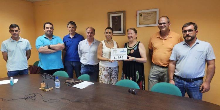 La Mancomunidad Peñaranda entrega a la asociación DEBRA Piel de Mariposa los 1.135 euros recaudados en su II fiesta anual
