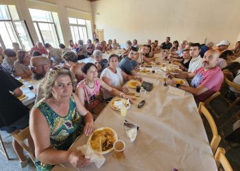 Mancera de Abajo despide sus fiestas veraniegas con una gran paella solidaria que ha recaudado donativos para Cruz Roja