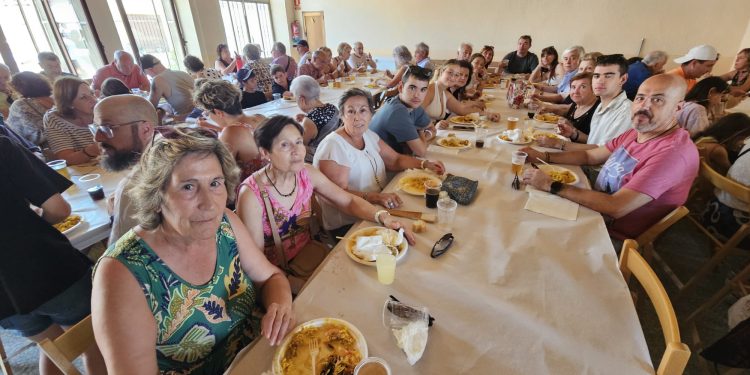 Mancera de Abajo despide sus fiestas veraniegas con una gran paella solidaria que ha recaudado donativos para Cruz Roja