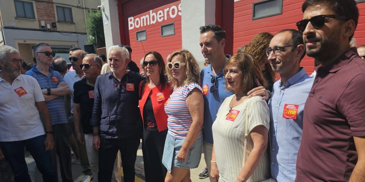 Una concentración con destacadas ausencias en la que el PSOE ha pedido la creación de un consorcio de Bomberos en la región