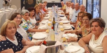 Los quintos y quintas de Aldeaseca de la Frontera nacidos en el año 1956 comparten por quinto año un animado encuentro