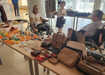 Albertia Babilafuente inaugura su mercadillo de verano con jabones, pulseras y muñecas de trapo hechas por los residentes