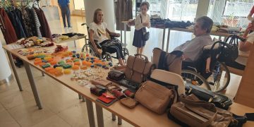 Albertia Babilafuente inaugura su mercadillo de verano con jabones, pulseras y muñecas de trapo hechas por los residentes