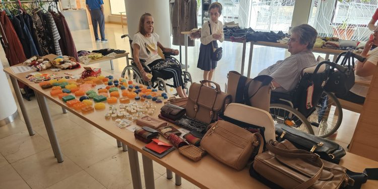 Albertia Babilafuente inaugura su mercadillo de verano con jabones, pulseras y muñecas de trapo hechas por los residentes