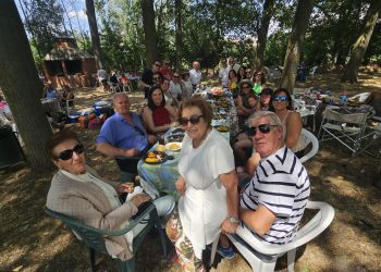 La asociación de mayores Licenciado Toribio celebra su fiesta en Santiago de la Puebla con una gran comida junto al Margañán