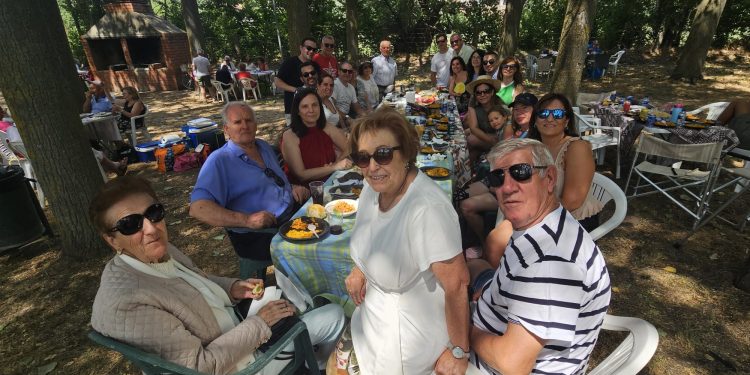 La asociación de mayores Licenciado Toribio celebra su fiesta en Santiago de la Puebla con una gran comida junto al Margañán