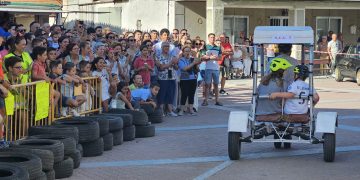 Santiago de la Puebla vibra con la II edición de los Autos Locos: premios para la locomotora, el Papa móvil y Trancas y Barrancas