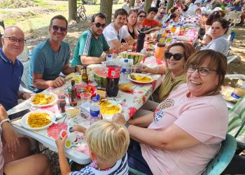 Santiago de la Puebla reúne casi a un millar de comensales en el merendero del Margañán para disfrutar de la tradicional paella