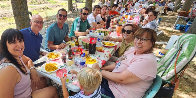 Santiago de la Puebla reúne casi a un millar de comensales en el merendero del Margañán para disfrutar de la tradicional paella