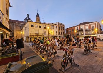 El spinning llena la plaza de Peñaranda de pedaladas solidarias con entrega de alimentos no perecederos y productos de higiene