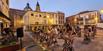 El spinning llena la plaza de Peñaranda de pedaladas solidarias con entrega de alimentos no perecederos y productos de higiene