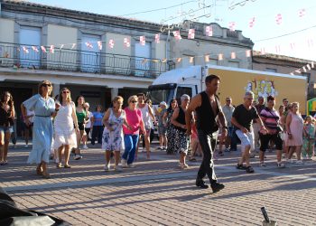 Santiago de la Puebla vive una intensa tarde festiva con la yincana y la clase de baile a cargo del artista local Amelio García Bueno