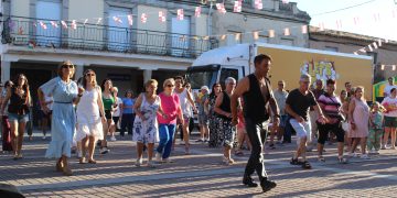 Santiago de la Puebla vive una intensa tarde festiva con la yincana y la clase de baile a cargo del artista local Amelio García Bueno