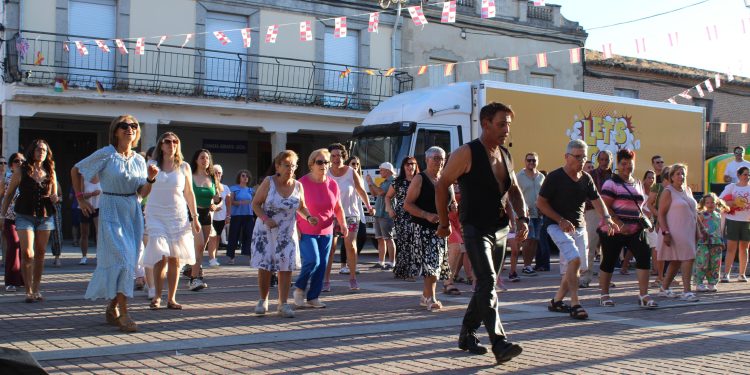 Santiago de la Puebla vive una intensa tarde festiva con la yincana y la clase de baile a cargo del artista local Amelio García Bueno