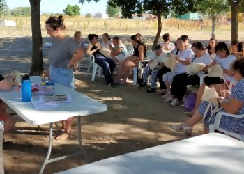 Los talleres «Al fresco» llegan a Tordillos y reúnen a casi medio centenar de participantes en una amena tarde de bordado
