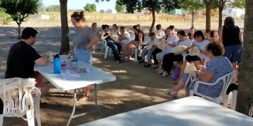 Los talleres «Al fresco» llegan a Tordillos y reúnen a casi medio centenar de participantes en una amena tarde de bordado