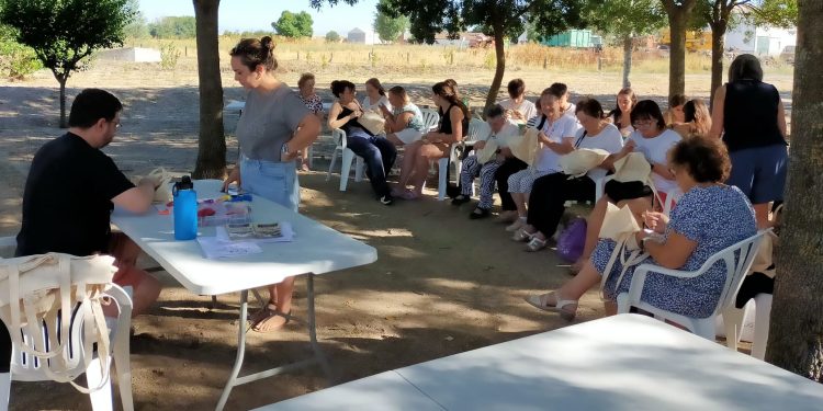 Los talleres «Al fresco» llegan a Tordillos y reúnen a casi medio centenar de participantes en una amena tarde de bordado