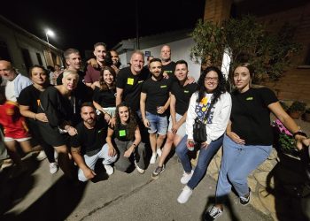 Villar de Gallimazo abre sus fiestas con el pregón, la elección de rey y reina, las Uvas de la Suerte y el animado desfile de peñas