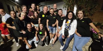 Villar de Gallimazo abre sus fiestas con el pregón, la elección de rey y reina, las Uvas de la Suerte y el animado desfile de peñas