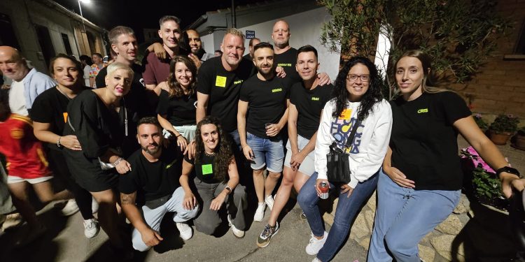 Villar de Gallimazo abre sus fiestas con el pregón, la elección de rey y reina, las Uvas de la Suerte y el animado desfile de peñas