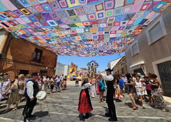 420 celemines y buen provecho en Villoruela: un histórico y singular remate de banzos bajo una colorida sombra de ganchillo