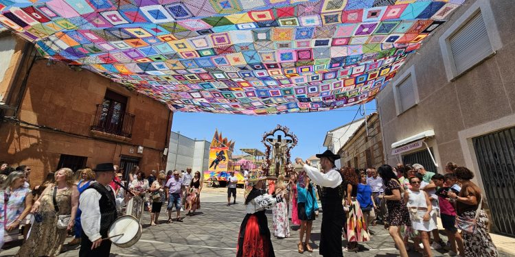 420 celemines y buen provecho en Villoruela: un histórico y singular remate de banzos bajo una colorida sombra de ganchillo