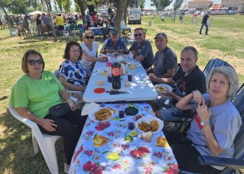Villoruela reparte 1.400 raciones de paella acompañadas de pan y bebida en una multitudinaria comida en la zona de acampada