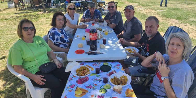 Villoruela reparte 1.400 raciones de paella acompañadas de pan y bebida en una multitudinaria comida en la zona de acampada