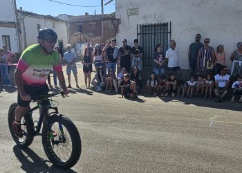La I carrera de bicis sin cadena llena de ambiente las calles de Villoruela en la última jornada de sus multitudinarias fiestas