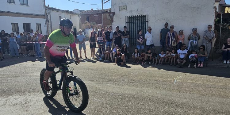 La I carrera de bicis sin cadena llena de ambiente las calles de Villoruela en la última jornada de sus multitudinarias fiestas