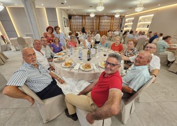 La asociación de mayores San José, de Cantaracillo, vive su fiesta anual en Las Cabañas y rinde homenaje a dos de sus socias