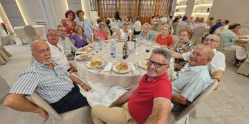 La asociación de mayores San José, de Cantaracillo, vive su fiesta anual en Las Cabañas y rinde homenaje a dos de sus socias