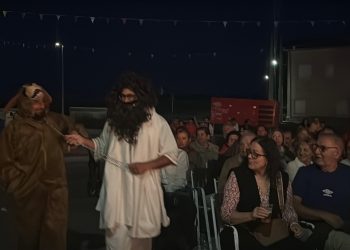 Huerta reencarna a su patrón San Bartolo en el animado pregón “un encuentro divino” que llenó de público el frontón viejo