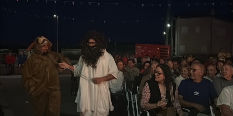 Huerta reencarna a su patrón San Bartolo en el animado pregón “un encuentro divino” que llenó de público el frontón viejo