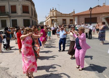 Palaciosrubios desafía a la ola de calor y acompaña a su patrona, la Virgen de las Nieves, sin faltar las jotas tradicionales