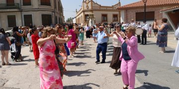 Palaciosrubios desafía a la ola de calor y acompaña a su patrona, la Virgen de las Nieves, sin faltar las jotas tradicionales