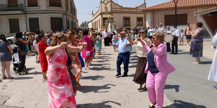 Palaciosrubios desafía a la ola de calor y acompaña a su patrona, la Virgen de las Nieves, sin faltar las jotas tradicionales