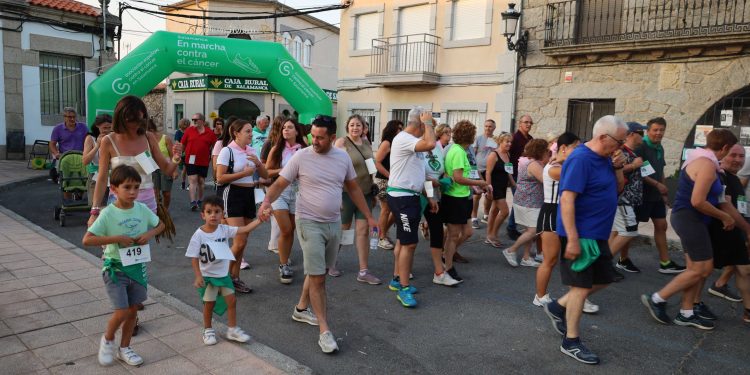 Alaraz cierra sus fiestas de la Virgen de las Nieves con una gran marcha a favor de la Asociación Española Contra el Cáncer