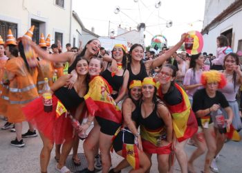 Apoteosis en Macotera con las peñas llenando las calles al ritmo de dulzaina y con la brillante proclamación de la corte de honor
