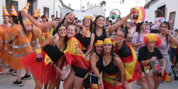 Apoteosis en Macotera con las peñas llenando las calles al ritmo de dulzaina y con la brillante proclamación de la corte de honor