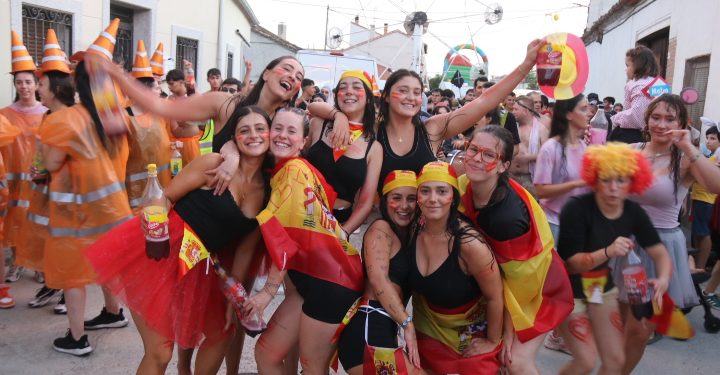 Apoteosis en Macotera con las peñas llenando las calles al ritmo de dulzaina y con la brillante proclamación de la corte de honor