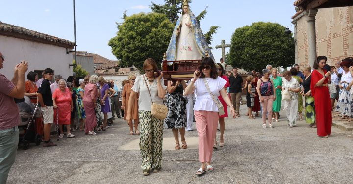 Cantaracillo recibe en sus calles a la Asunción más madrugadora con una procesión que ha recorrido el centro del pueblo