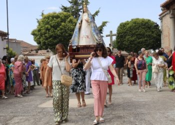 Cantaracillo recibe en sus calles a la Asunción más madrugadora con una procesión que ha recorrido el centro del pueblo
