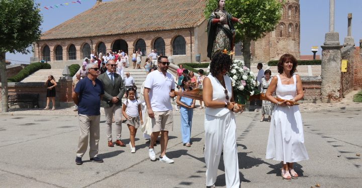 Aldeaseca de la Frontera dedica a la patrona las jotas típicas en una procesión acortada este año por las altas temperaturas