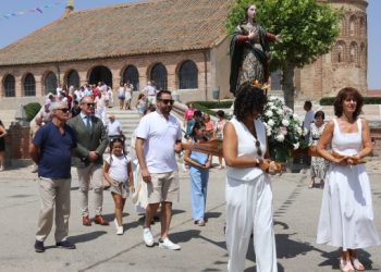 Aldeaseca de la Frontera dedica a la patrona las jotas típicas en una procesión acortada este año por las altas temperaturas