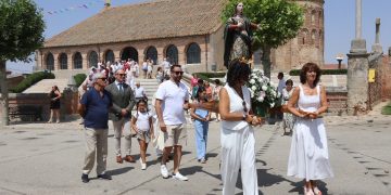 Aldeaseca de la Frontera dedica a la patrona las jotas típicas en una procesión acortada este año por las altas temperaturas